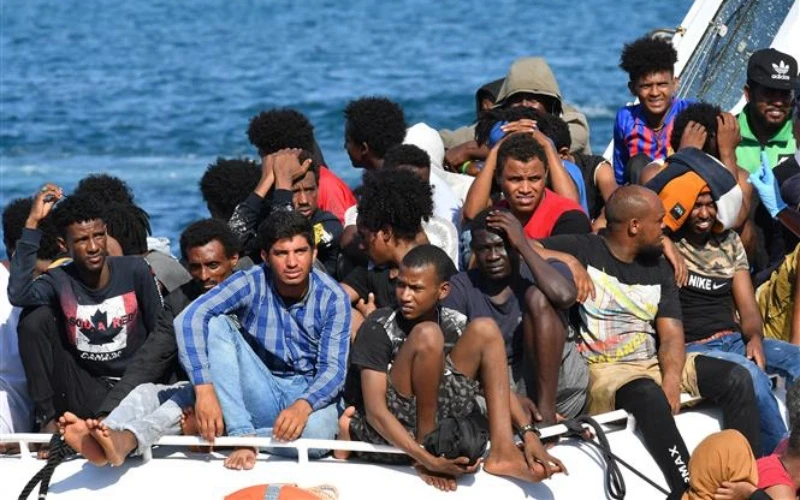 Người di cư từ Libya và Tunisia được Lực lượng bảo vệ bờ biển Italy cứu tại khu vực ngoài khơi đảo Lampedusa (Italy), ngày 1/8/2020. (Ảnh: AFP/TTXVN)