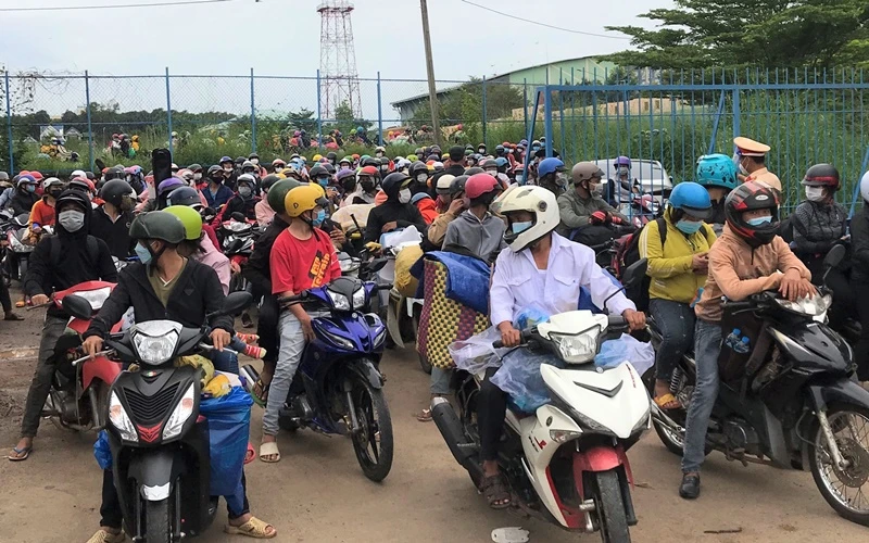 Người dân trước khi xuất phát về quê tại sân vận động huyện Trảng Bom, tỉnh Đồng Nai.