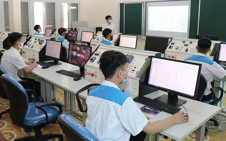 Giờ học ứng dụng công nghệ tại Trường cao đẳng Cơ điện Hà Nội.