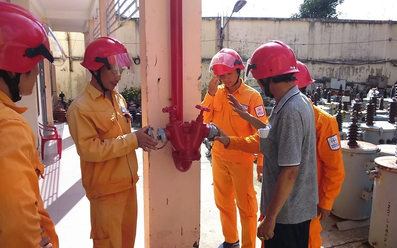 Công nhân ngành điện Miền Nam thực hành thao tác với các thiết bị phòng cháy chữa cháy tại đơn vị.