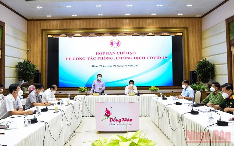 Phó Bí thư Thường trực Tỉnh ủy Đồng Tháp Phan Văn Thắng phát biểu tại cuộc họp Ban Chỉ đạo phòng, chống dịch Covid-19, ngày 4/10.
