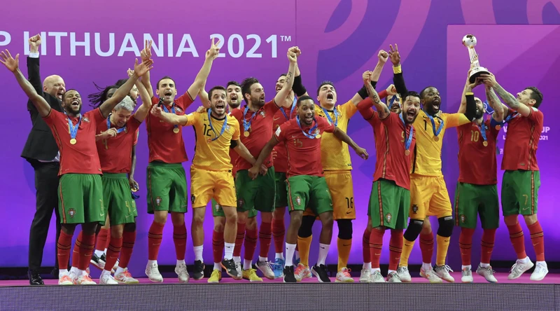 Các cầu thủ Bồ Đào Nha ăn mừng chức vô địch Futsal World Cup 2021. (Ảnh: UEFA)