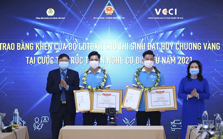 Vinh danh 2 thí sinh đạt Huy chương vàng cuộc thi trực tuyến nghề cơ điện tử năm 2021 (Ảnh: GDVT). 