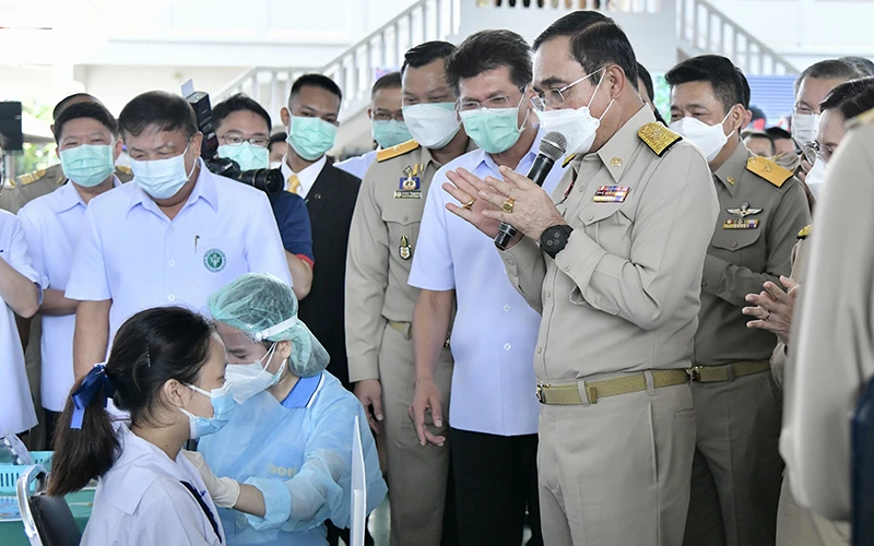Thủ tướng Thái Lan Prayut Chan-o-cha dự lễ khai trương chương trình tiêm vaccine cho học sinh tại Bangkok. (Ảnh: Chính phủ Thái Lan)