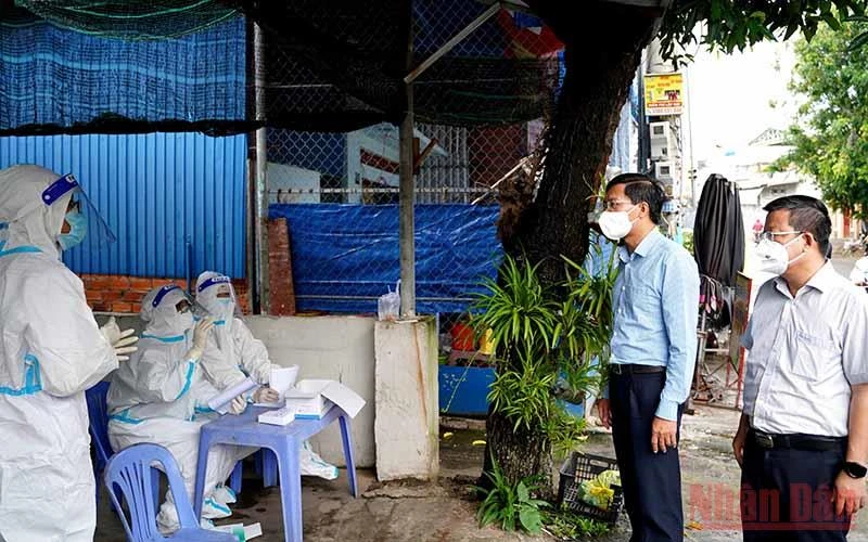 Chủ tịch UBND tỉnh Bình Thuận Lê Tuấn Phong (thứ hai, bên phải) kiểm tra một điểm lấy mẫu xét nghiệm SARS-CoV-2. (Ảnh: Hữu Tri)