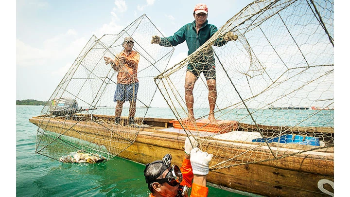 Người Orang Laut sinh sống chủ yếu nhờ đánh bắt hải sản. Ảnh: GETTY
