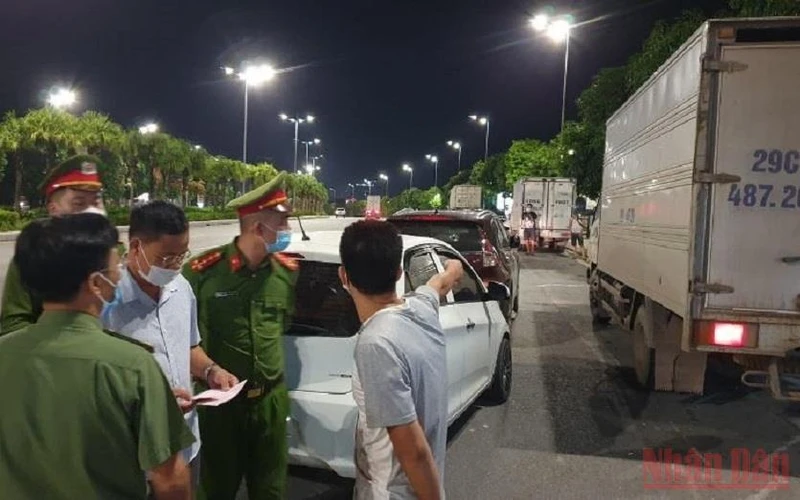 Lực lượng Công an TP Hạ Long xử lý các lái xe vi phạm quy định phòng, chống dịch. (Ảnh: Quang Thọ)