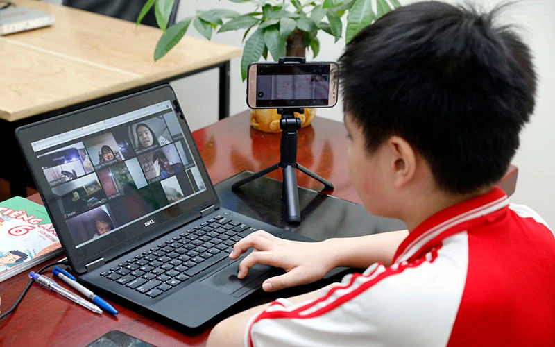 Học sinh học trực tuyến tại nhà trong thời gian Hà Nội thực hiện giãn cách xã hội. Ảnh: Minh Hà