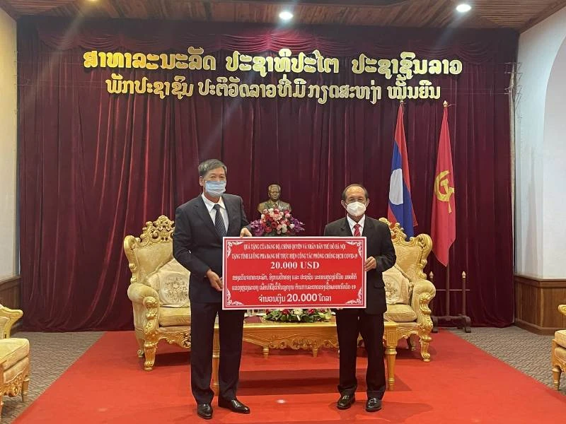 Tổng Lãnh sự Nguyễn Đăng Hùng (trái) trao hỗ trợ cho tỉnh Luang Prabang, ngày 5/10.