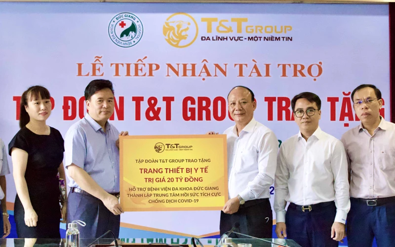 Ông Nguyễn Tất Thắng, Phó Tổng Giám đốc Tập đoàn T&T Group trao ủng hộ cho TS, BS Nguyễn Văn Thường, Giám đốc Bệnh viện đa khoa Đức Giang.