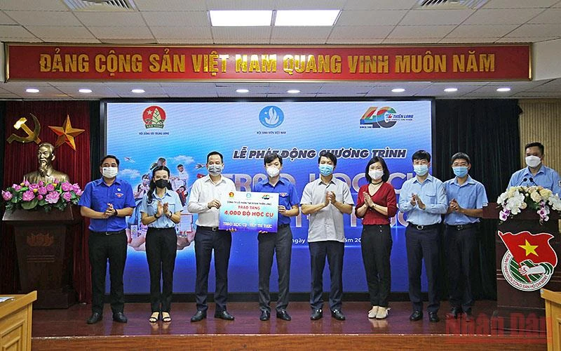 Đại diện Hội đồng Đội Trung ương và Trung ương Hội Sinh viên Việt Nam tiếp nhận 4.000 bộ dụng cụ học tập từ Tập đoàn Thiên Long. 