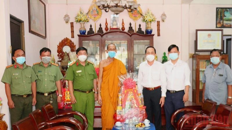 Lãnh đạo Tỉnh ủy Trà Vinh thăm, tặng quà Sene Dolta tại chùa Khmer (Phường 1, TP Trà Vinh).