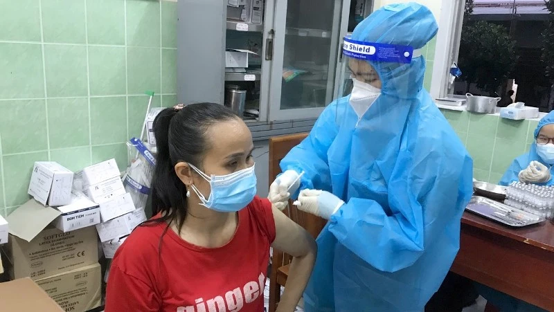 Tiêm vaccine cho người dân, công nhân lao động trên địa bàn thị xã Tân Uyên, tỉnh Bình Dương trong ngày 5/10. 