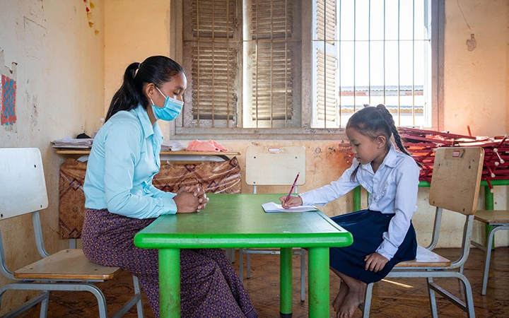 Một giáo viên đang dạy học sinh tại Trường tiểu học Trom, tỉnh Rattanakiri, Cambodia vào tháng 11/2020.(Ảnh: UNICEF).