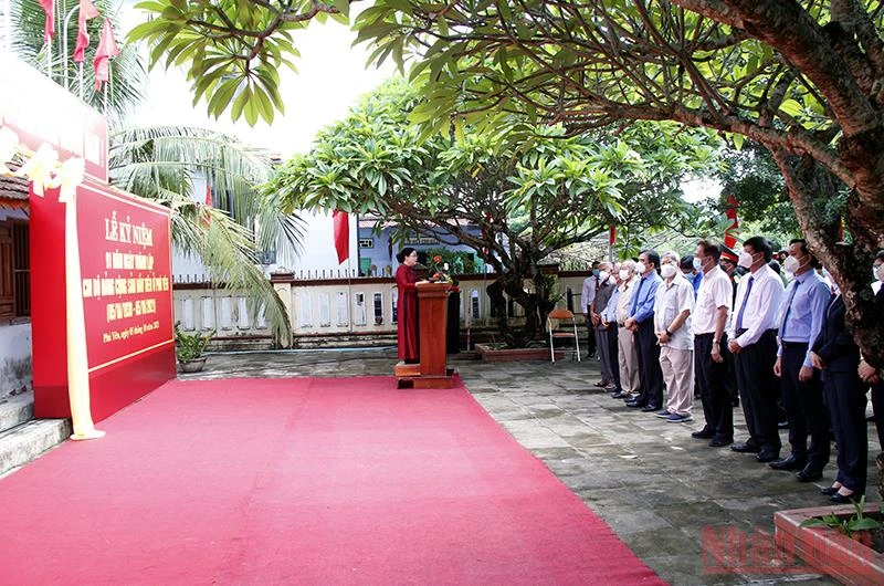 Đồng chí Cao Thị Hòa An, Phó Bí thư Thường trực Tỉnh ủy, Chủ tịch HĐND tỉnh Phú Yên đọc diễn văn tại lễ kỷ niệm.