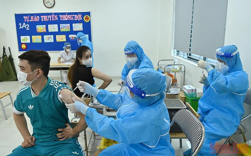 Người dân đi tiêm vaccine phòng Covid-19 tại quận Đống Đa, Hà Nội. (Ảnh: DUY LINH)