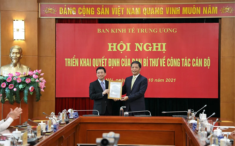 Đồng chí Trần Tuấn Anh (phải) trao quyết định cho đồng chí Nguyễn Duy Hưng.