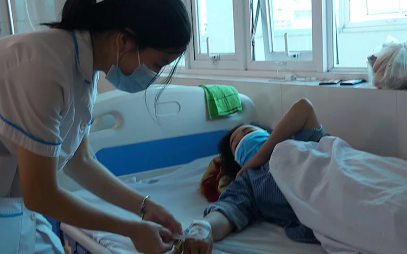 Bệnh nhân sốt xuất huyết điều trị tại Bệnh viện Thanh Nhàn.