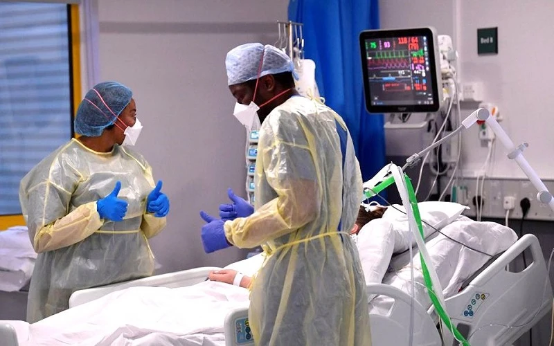 Điều trị bệnh nhân Covid-19 trong phòng ICU tại Bệnh viện Đại học Milton Keynes, Anh. (Ảnh: Reuters)