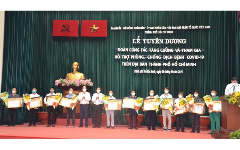 Lãnh đạo Thành phố trao bằng khen cho các tập thể hỗ trợ TP Hồ Chí Minh phòng, chống dịch.
