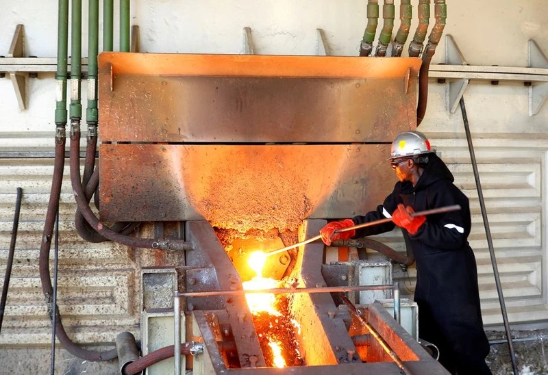Một công nhân làm việc trong nhà máy luyện kim tại mỏ Unki ở Zimbabwe của nhà sản xuất bạch kim lớn nhất thế giới Anglo American Platinum. Ảnh: Reuters.