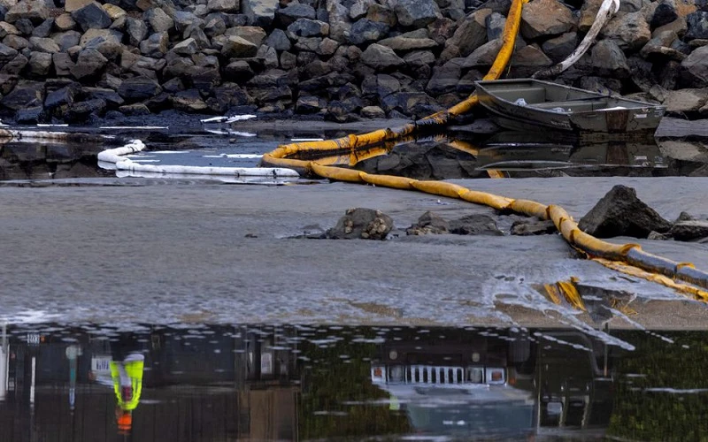 Công nhân dọn dẹp khu vực cửa sông sau sự cố tràn dầu ngoài khơi phía nam bang California. (Ảnh: Reuters)