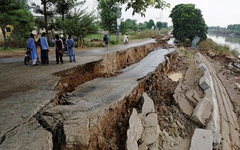 Một đoạn đường bị sụt lún sau trận động đất ở Mirpur, Pakistan, ngày 25/9/2019. (Ảnh: Reuters)
