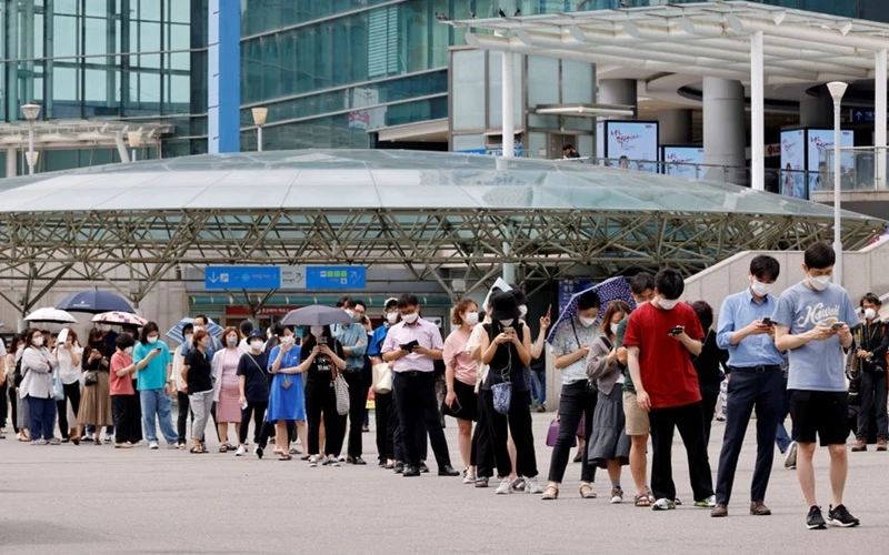 Người dân chờ tiêm vaccine ngừa Covid-19 tại Seoul, Hàn Quốc, tháng 7/2021. (Ảnh: Reuters)
