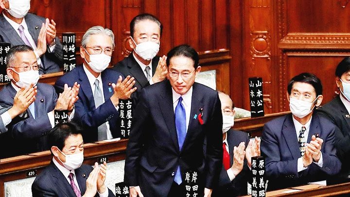 Các nghị sĩ Quốc hội chúc mừng ông Kishida Fumio được bầu làm Thủ tướng Nhật Bản. Ảnh: AFP