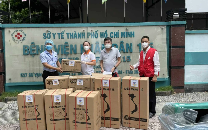Hội Chữ thập đỏ TP Hồ Chí Minh vận động Công ty TNHH TMDV SX Quán Quân (quận 11) trao vật tư y tế cho các bệnh viện.