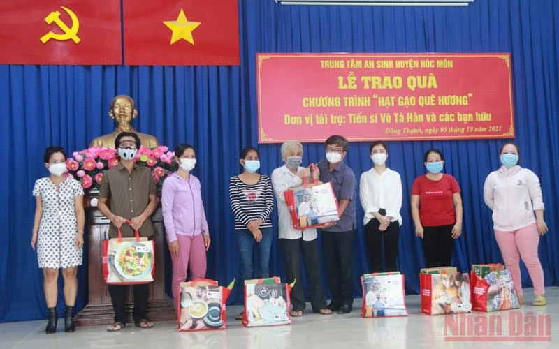 Chương trình “Hạt gạo quê hương” trao 200 phần quà cho người dân xã Đông Thạnh, huyện Hóc Môn.