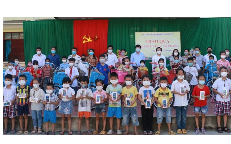 Trao điện thoại di động và xe đạp cho học sinh nghèo ở huyện Anh Sơn.