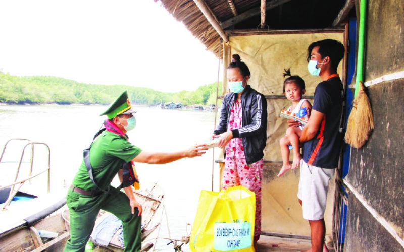 Cán bộ, chiến sĩ Đồn Biên phòng xã đảo Thạnh An trao quà tặng một gia đình khó khăn sinh sống trên vùng biển Cần Giờ.