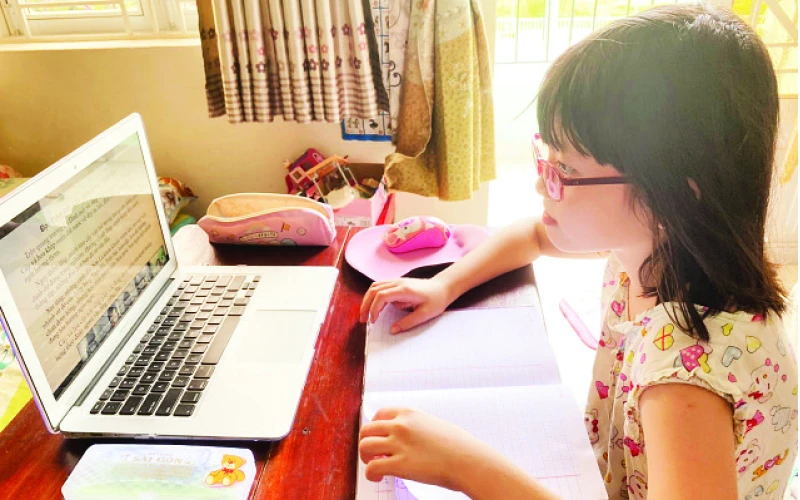 Giờ học trực tuyến của học sinh tiểu học tại TP Hồ Chí Minh.ảnh: Thế Anh