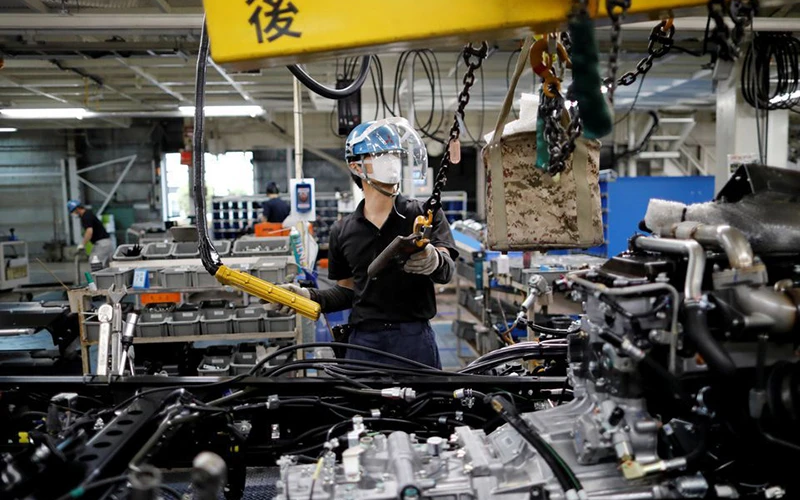 Vực dậy nền kinh tế là nhiệm vụ hàng đầu của Chính phủ Nhật Bản. Ảnh Reuters