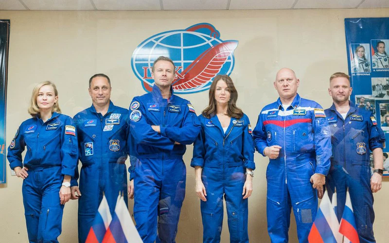 Các nghệ sĩ cùng các phi hành gia chuẩn bị lên tàu vũ trụ MS-19. (Ảnh:Reuters)