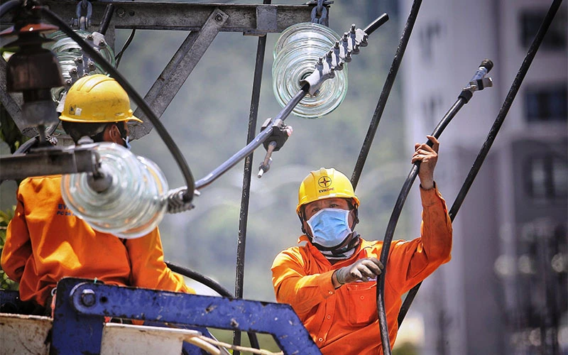 Điện lực Quảng Nam sửa chữa nóng đường dây phục vụ công tác phòng chống dịch
