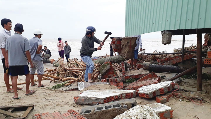 Bão năm 2020 đánh tan hoang bờ biển ở Quảng Nam.