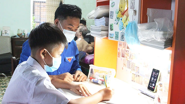 Đoàn phường Bình Hiên hỗ trợ em nhỏ học trực tuyến.