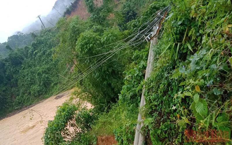 Cột điện tại thôn A Banh 2 bị ngã đổ do sạt lở đất. 