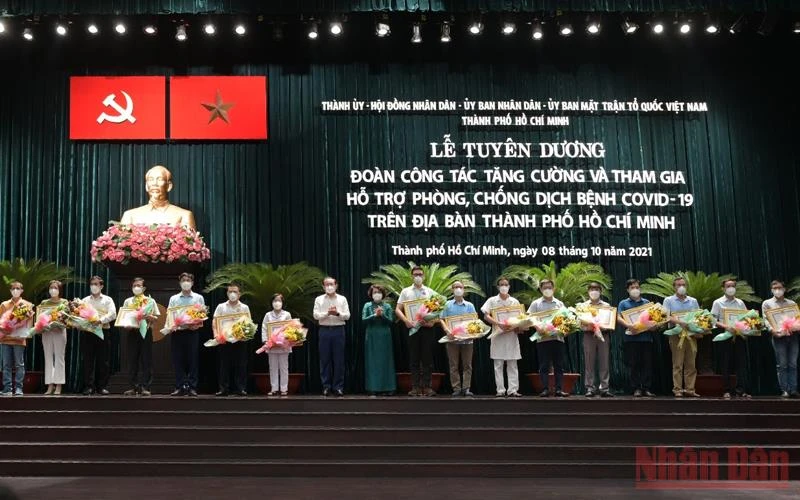 Lãnh đạo thành phố trao bằng khen cho các tập thể hỗ trợ TP Hồ Chí Minh phòng, chống dịch.