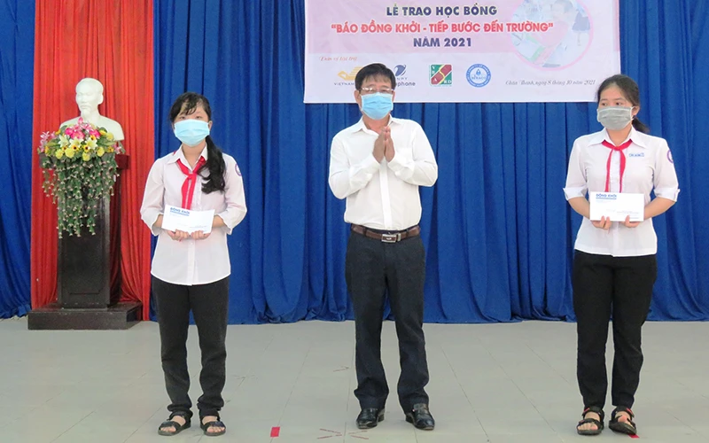 Ban tổ chức trao học bổng cho học sinh nghèo, hiếu học tại Trường THCS Tam Phước (huyện Châu Thành, tỉnh Bến Tre).