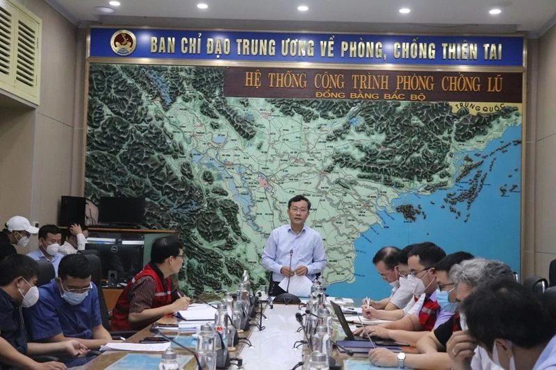 Ông Nguyễn Văn Tiến, Phó tổng cục trưởng Phòng, chống thiên tai phát biểu tại cuộc họp ngày 8/10.