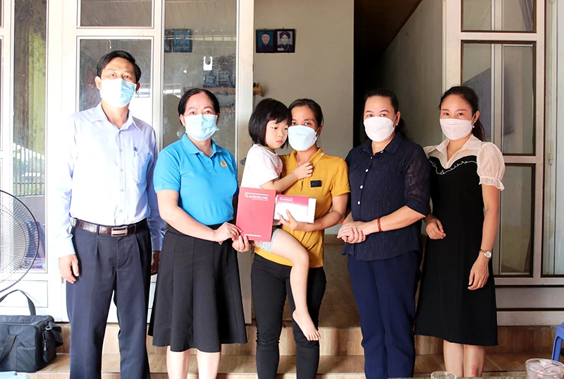 Lãnh đạo Sở Y tế tỉnh Lào Cai trao sổ tiết kiệm trị giá 450 triệu đồng cho thân nhân gia đình cán bộ y tế bị tử vong khi đang tham gia chống dịch ở Đồng Nai.