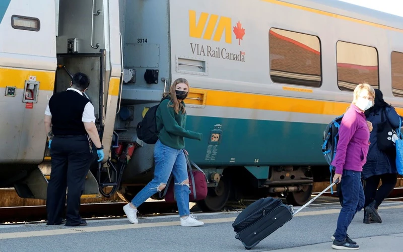 Hành khách tại nhà ga tàu hỏa ở Ottawa, Ontario, Canada, ngày 6/10. (Ảnh: Reuters)