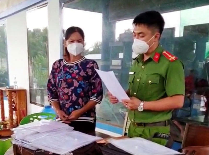 Cơ quan Công an tỉnh Đắk Nông thực hiện lệnh bắt bị can đối với Lê Thị Hồng, Giám đốc Công ty Nam Nhân.