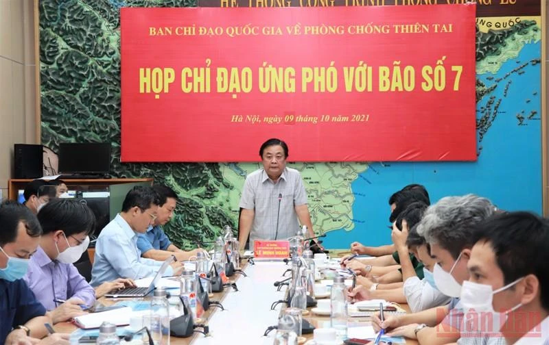 Bộ trưởng Nông nghiệp và Phát triển nông thôn Lê Minh Hoan chỉ đạo cuộc họp ứng phó với bão số 7 chiều 9/10.