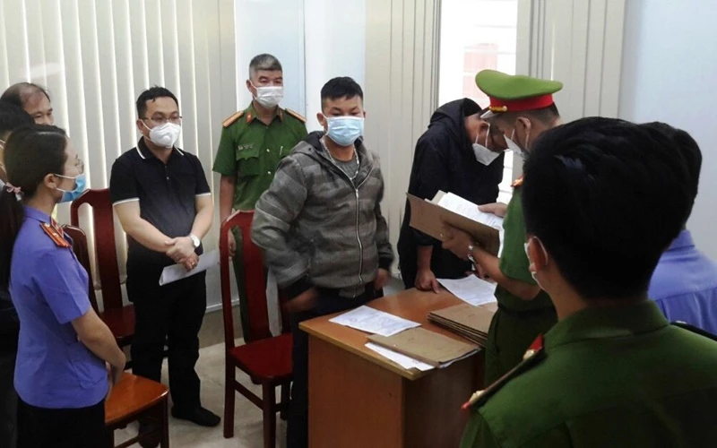 Cơ quan Cảnh sát điều tra Công an tỉnh Đắk Nông thực hiện lệnh bắt bị can đối với các đối tượng.