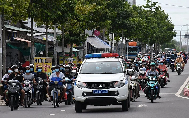 Xe của lực lượng chức năng dẫn đoàn đưa người dân hồi hương từ TP Hồ Chí Minh về các tỉnh miền Tây Nam Bộ. Ảnh: Hồ Giang