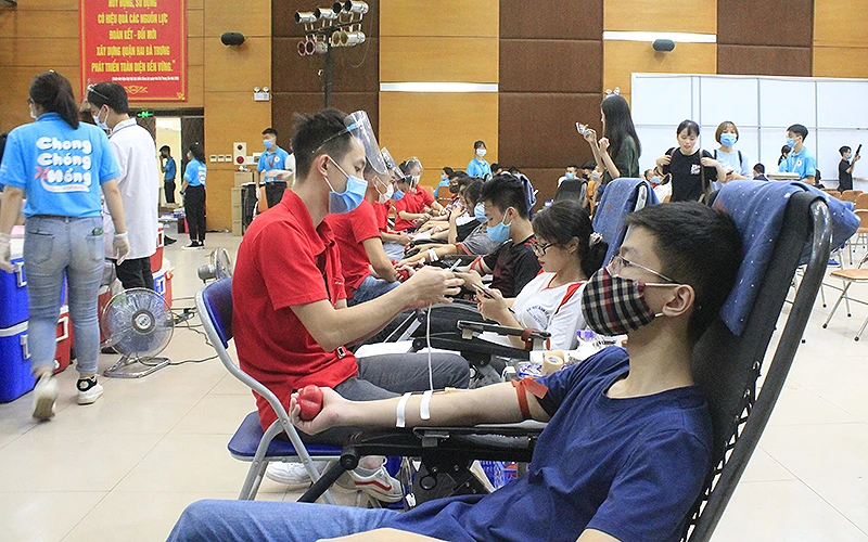 Các tình nguyện viên hiến máu tại chương trình “Chong chóng hồng”. 